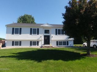 10 Elmwood Dr, South Glens Falls, NY 12803