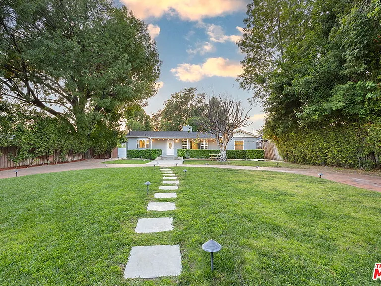8345 White Oak Ave — Photo 40