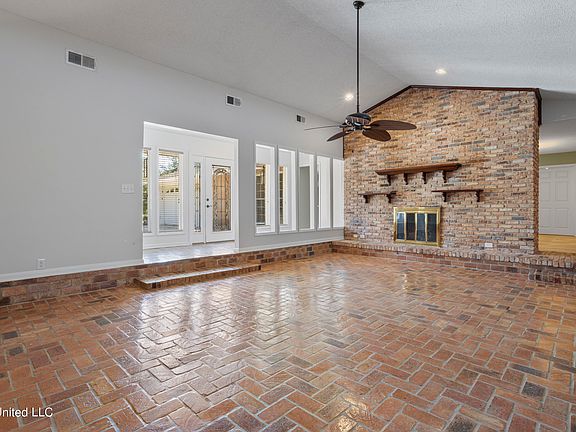 5th image of 105 Saint Andrews Dr