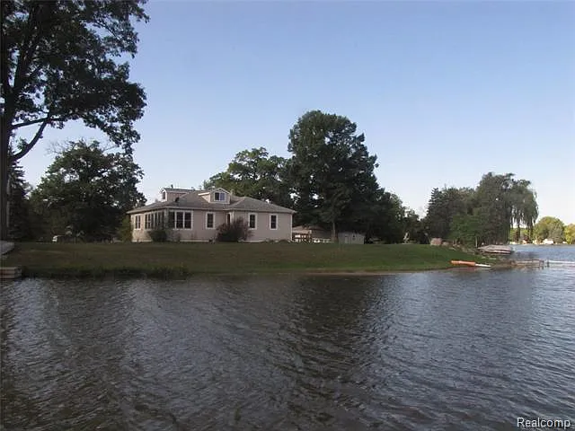 9140 Pontiac Lake Rd photo 1
