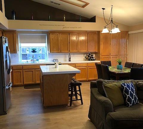 4th image of 2108 Greenbriar Dr