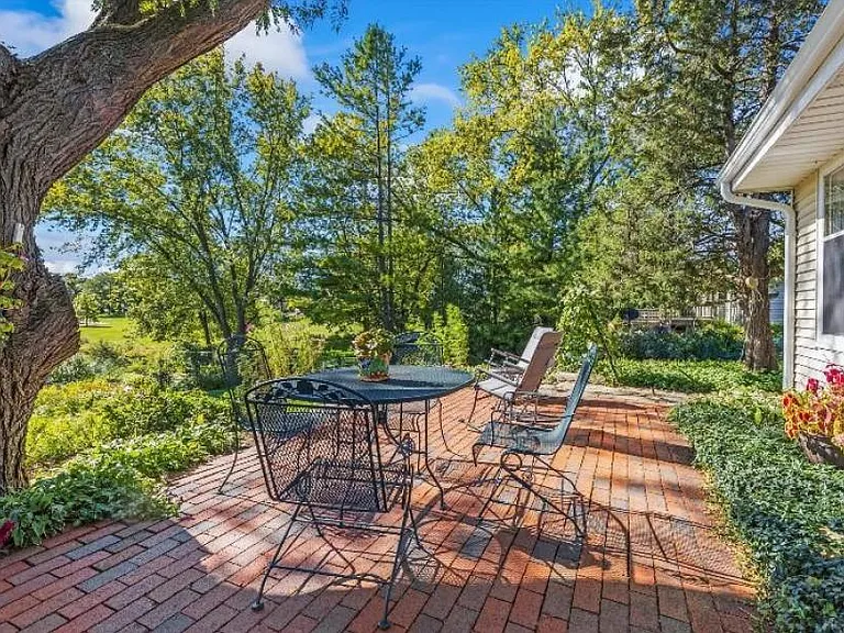 1023 Lexington Dr — Photo 16