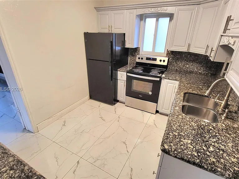 720 NE 5th St #1 — Photo 3