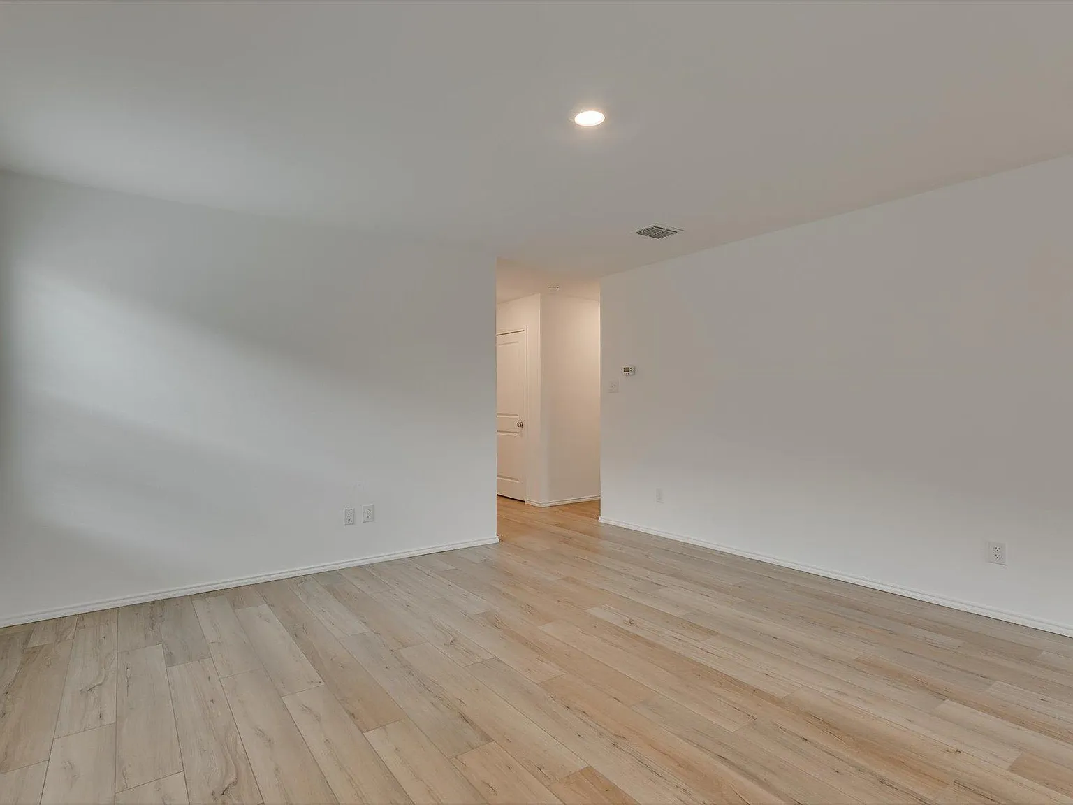 3 bed, 1302 sqft, $1,899 — Photo 4