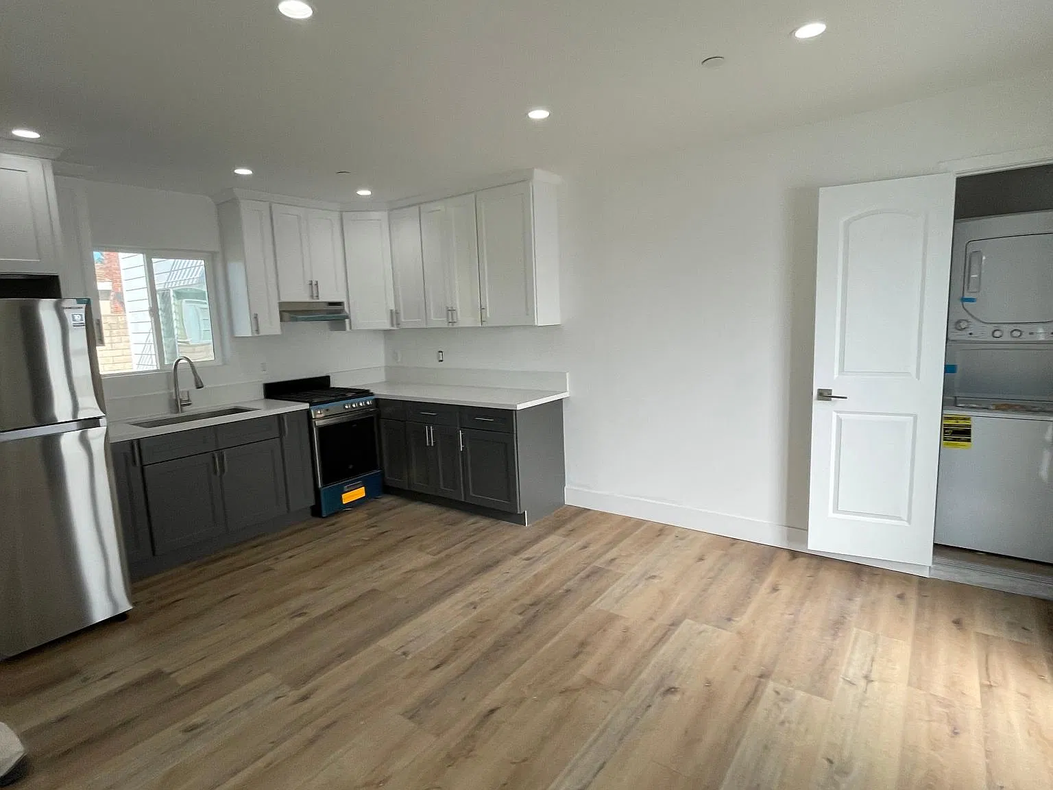 8600 1/2 Penfield Ave — Photo 3