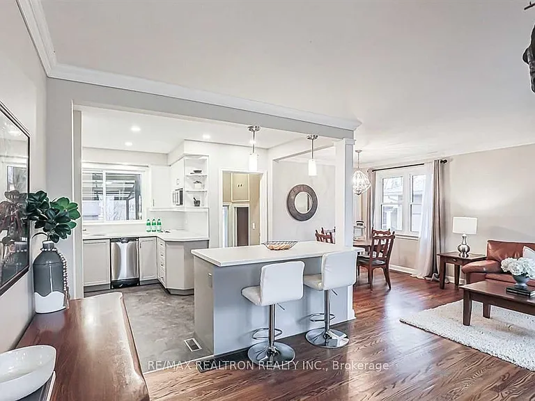 917 Henry St — Photo 4