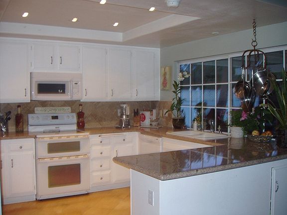 Granet and limestone kitchen with double oven