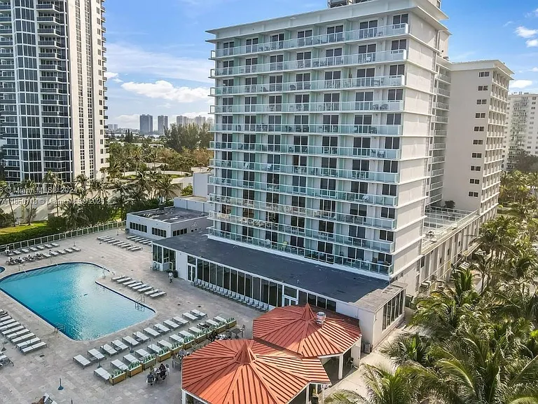 19201 Collins Ave #611 — Photo 5