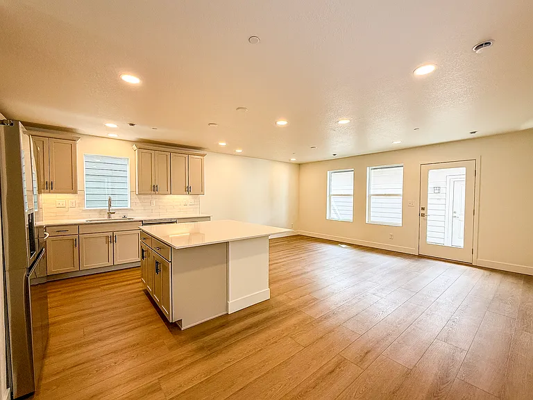 Bright and open living space with natural light, ideal for entertaining and family gatherings.