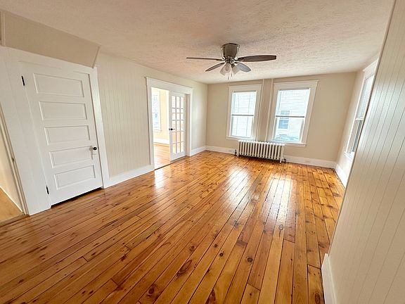 Living Room
Approximately 18.5' x 13