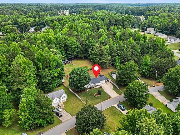 3rd image of 64 Wayfaring Dr