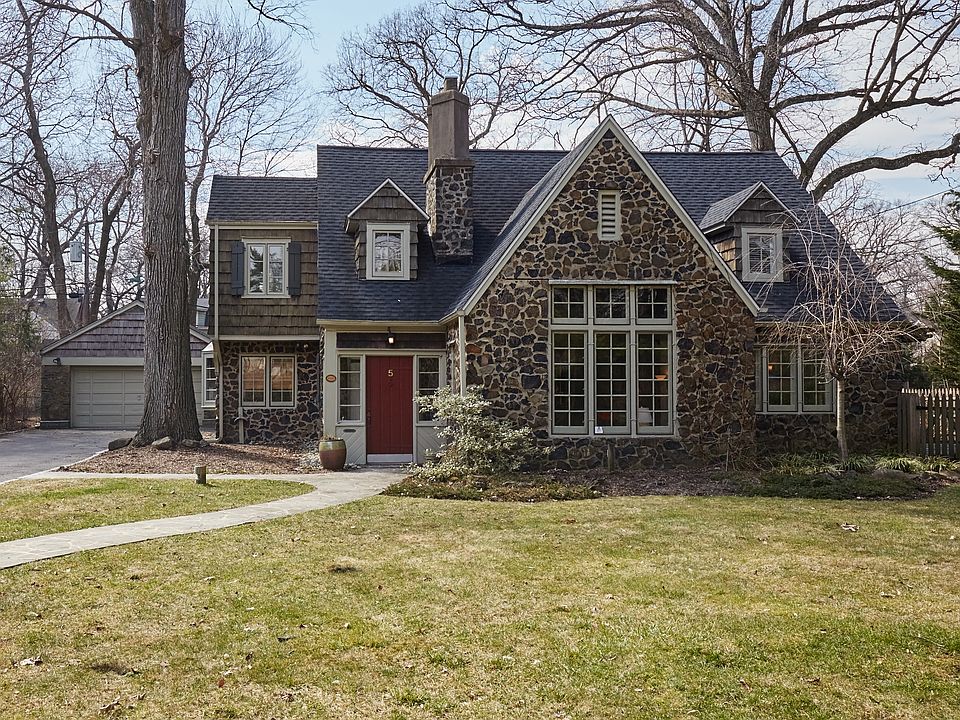 1st image of 5 Woodland Cres