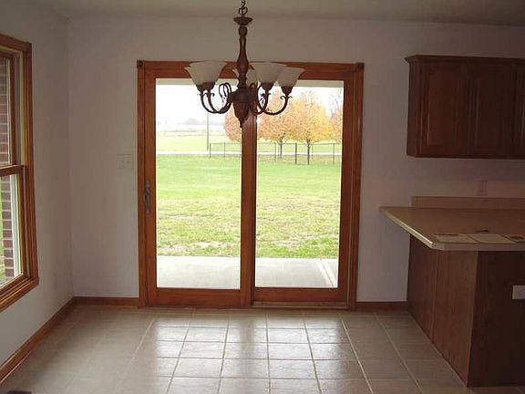 Dining area and kitchen have nice ceramic tile floors