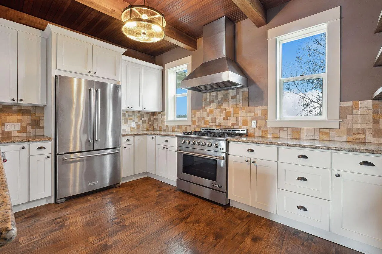 3 bed, 1.5 bath, 2064 sqft, $3,950 — Photo 2