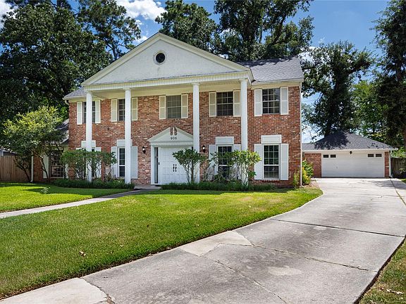 2nd image of 906 Glouchester Ln