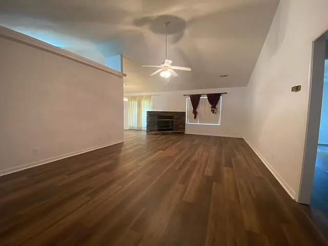 105 Maple Oak Dr — Photo 2