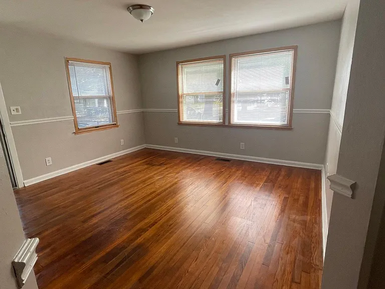 4715 Killam Ave — Photo 8