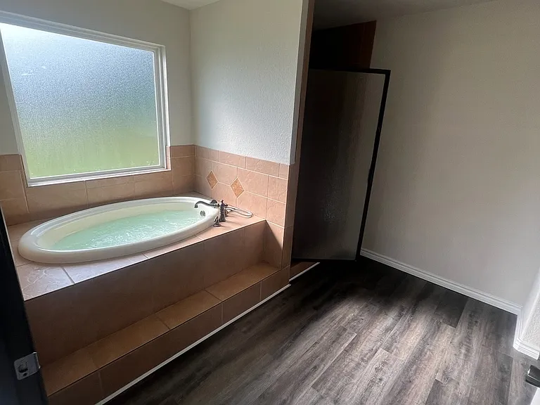 2307 Lago Trl — Photo 4