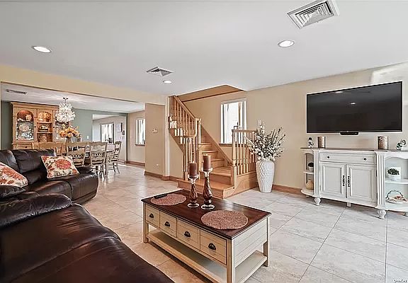 3rd image of 102-29 Lockwood Ct