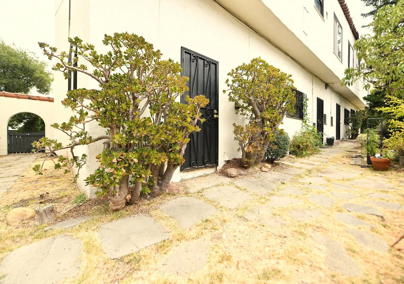 1p722 - 33-39 Excelsior Court — Photo 2