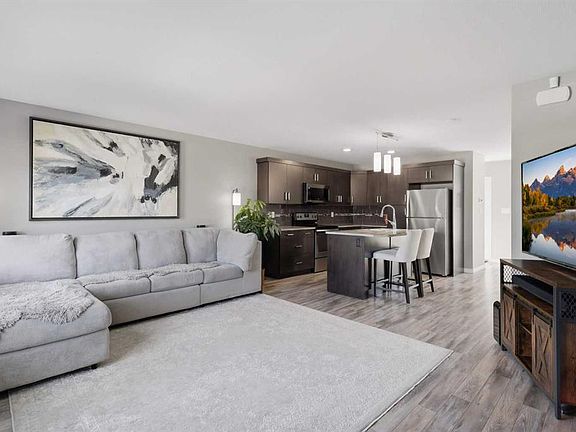 3rd image of 9 N Hampton Cres