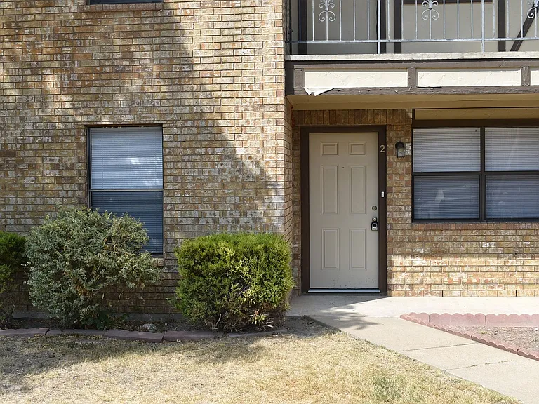 221 W Robin Ln — Photo 2