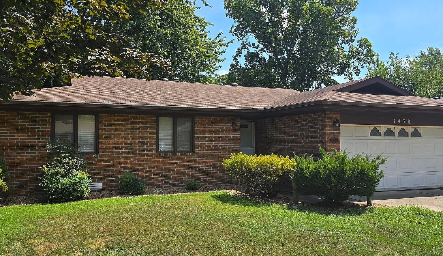 3 Bedrooms 2 Baths! Glendale School district! $1395 — Photo 1