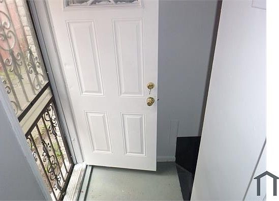 4th image of 18811 Fenelon St