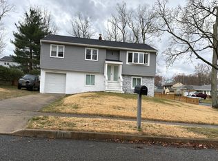 1 Beechwood St, Turnersville, NJ 08012