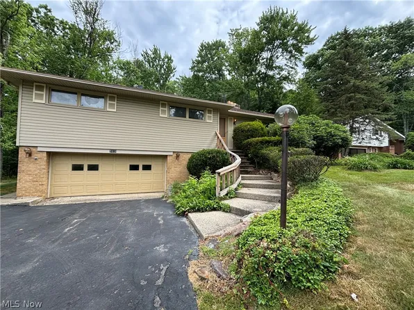 7419 Briar Hill Dr, Kirtland, OH 44094