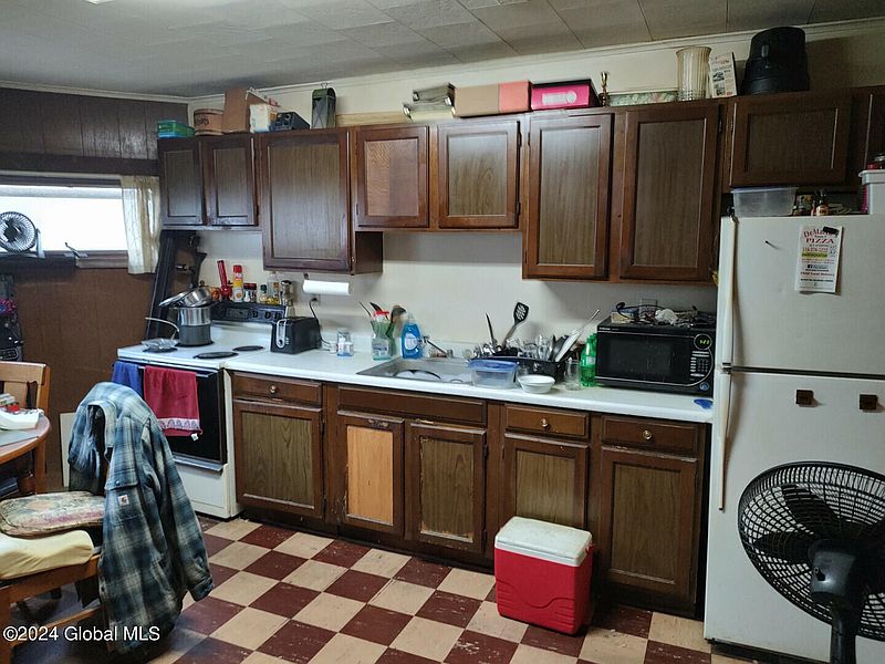 3rd image of 305 Mohawk Avenue