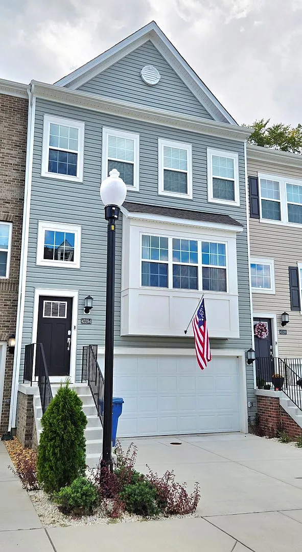 Stunning Townhome in California MD — Photo 1