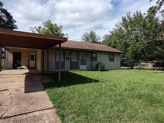 2nd image of 202 Dogwood St