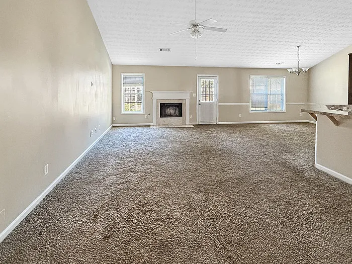 4 bed, 2.0 bath, 1976 sqft, $2,195 — Photo 2