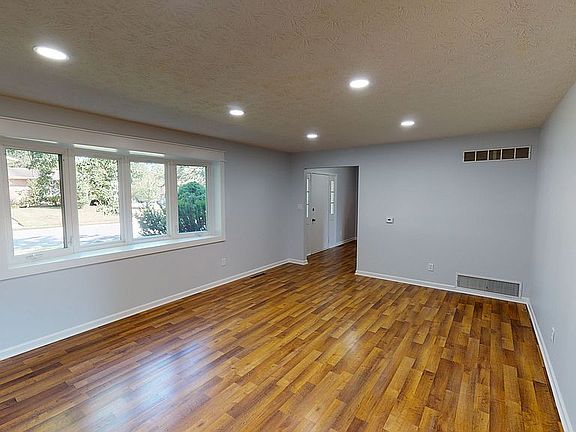 4th image of 801 Ashland St