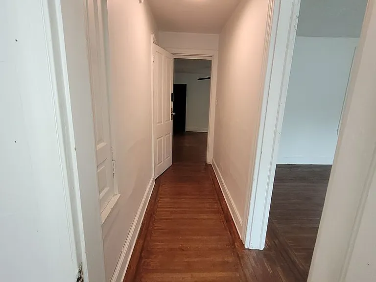 565 W Market St — Photo 23