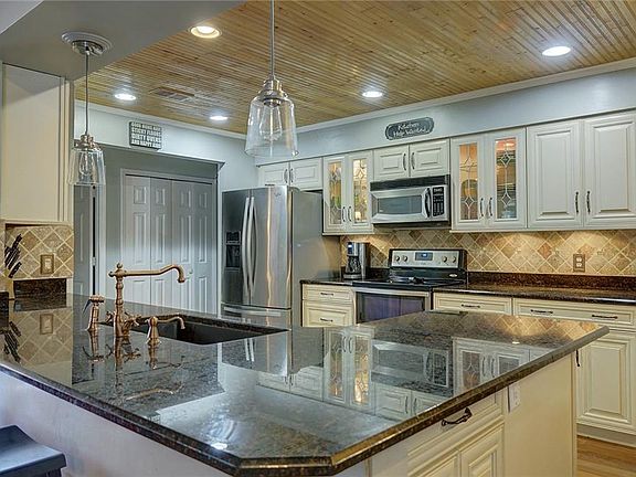 4th image of 940 NE Juniper Pl