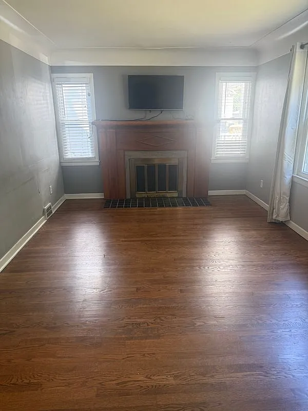 3 bed, 1.0 bath, 1088 sqft, $2,100 — Photo 2