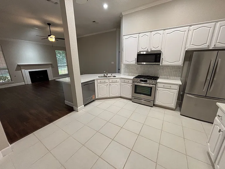 2316 London Dr — Photo 8