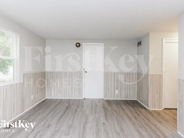 1153 S Chester Ave — Photo 7