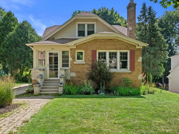 541 Highlandview DRIVE, West Bend, WI 53095