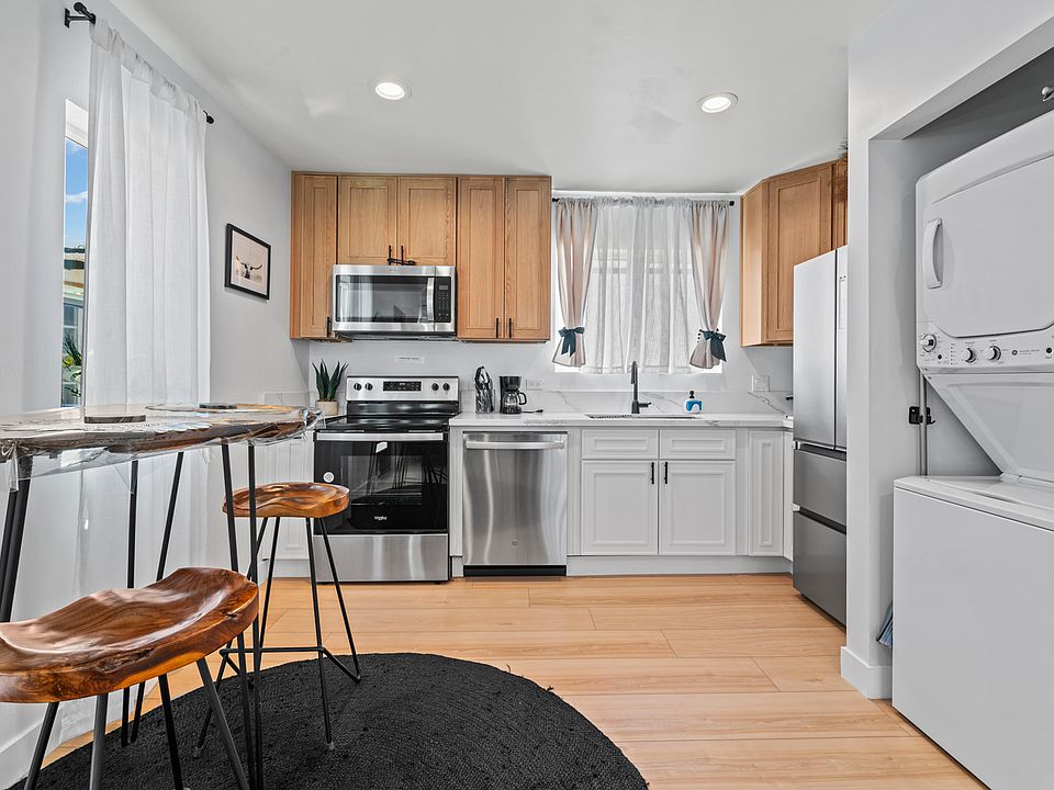 Fully function kitchen, with laundry in unit.
