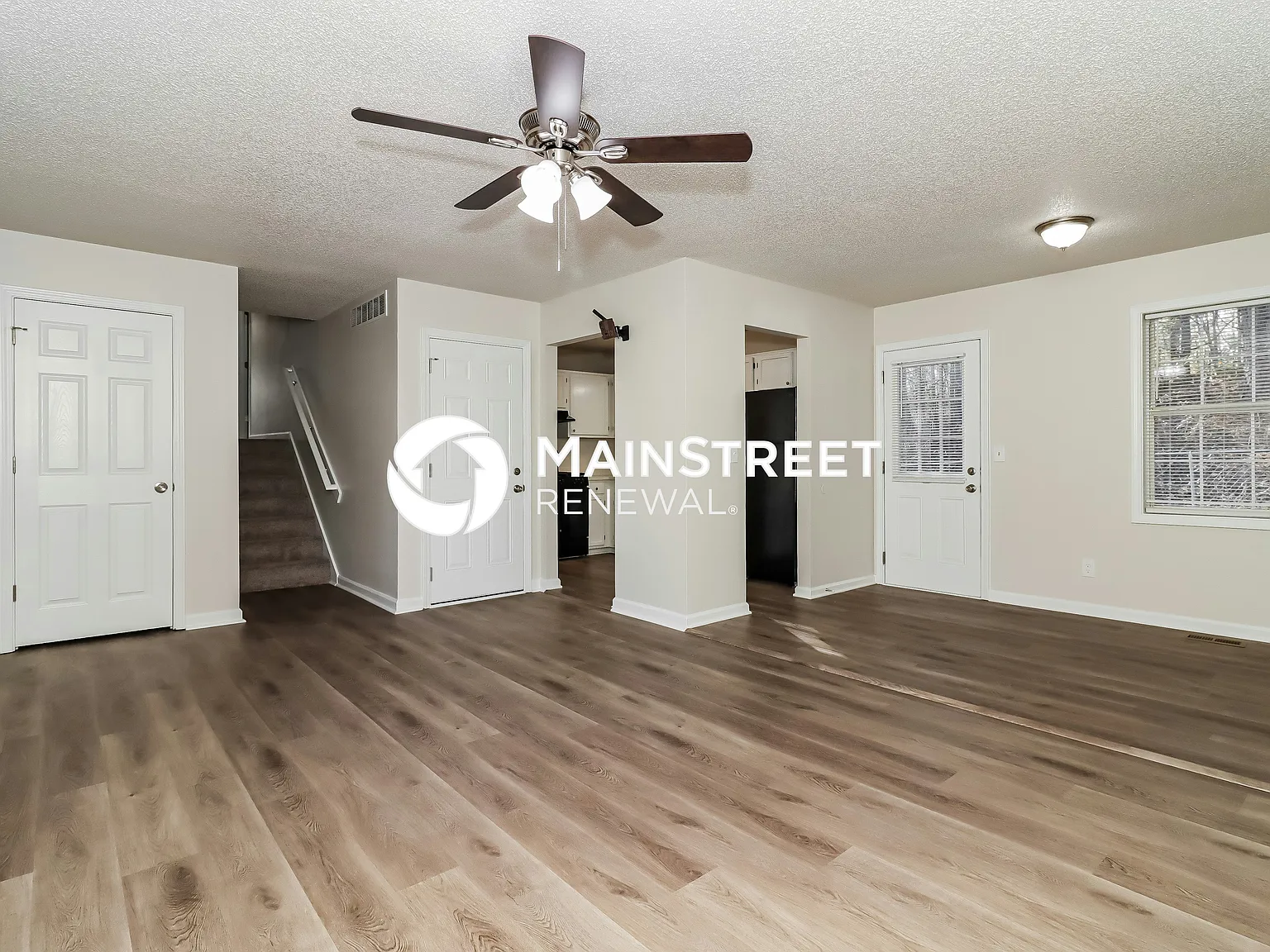 211 Hampton Dr — Photo 2