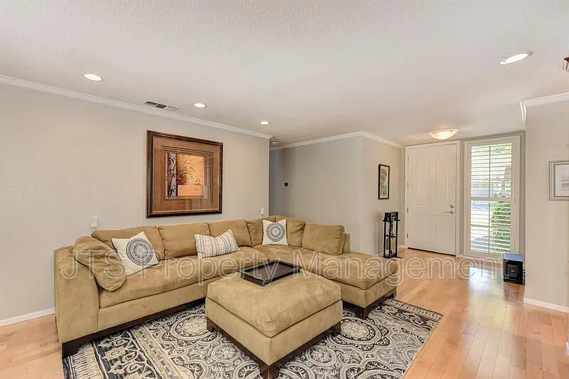 3 bed, 2.0 bath, 1604 sqft, $2,895 — Photo 2
