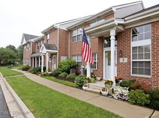7 Astoria Ct, Elmhurst, IL 60126