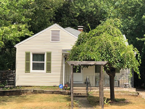 Cute bungalow on corner lot!