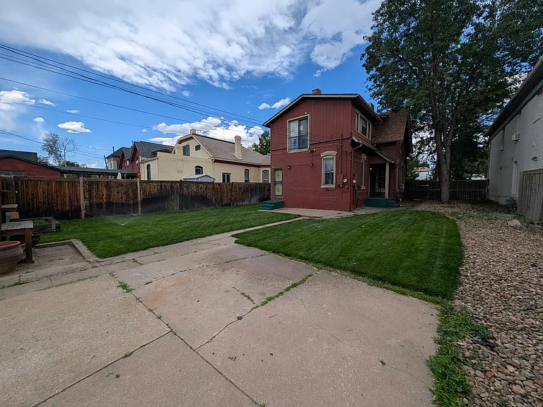 2929 Curtis St #B — Photo 11