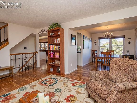 5th image of 865 Royal Crown Ln