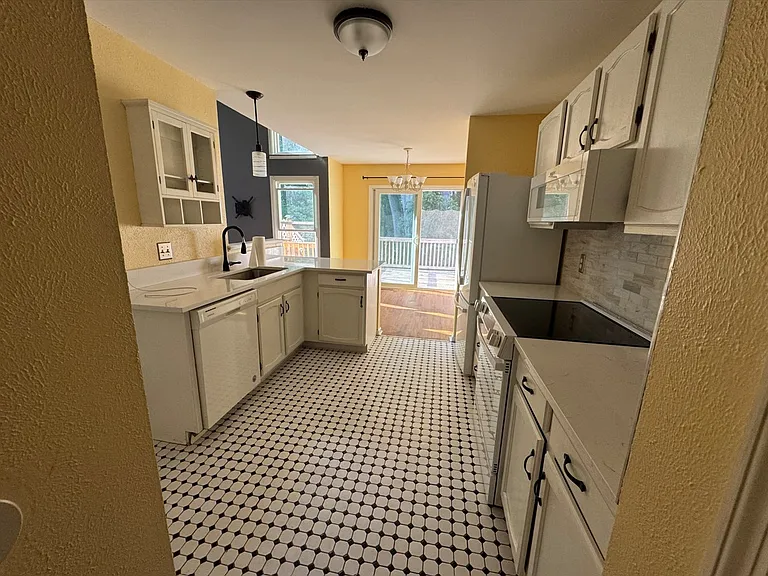 525 Highwood Cir — Photo 23