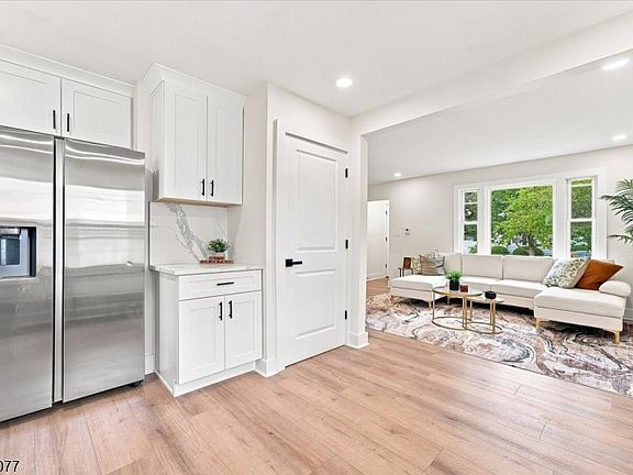 5th image of 1781 Park St